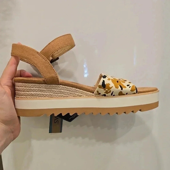 TOMS  Brown and Cow Print Women's Diana Sandals - Picture 4 of 9